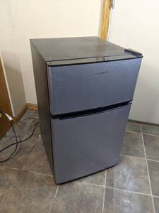 lot 100 image: Whirlpool Mini Fridge with Freezer