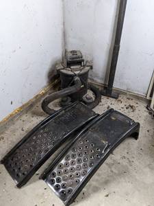 lot 119 image: Craftsman 6-Gallon Wet Dry Vac and Pair of Auto Ramps