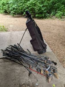 lot 122 image: A Collection of Golf Clubs and Bag