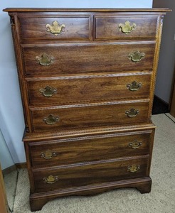 lot 115 image: Beautiful Wooden Chest of Drawers