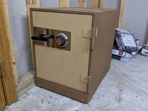lot 10A image: Vintage Meilink Safe
