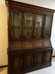 lot 19 image: Vintage Drexel China Hutch Display Cabinet in Two Pieces Measuring 79H X 18D X 63W