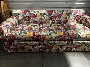 lot 200 image: Vintage Floral Couch with Back Cushions (Not Shown) In Great Condition