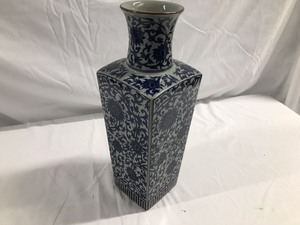 lot 108 image: Vintage Blue Measuring 14 Tall