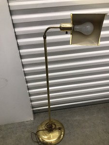 lot 81 image: Vintage Brass Colored Floor Lamp