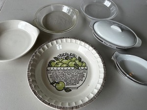 lot 116 image: Variety of Pie Plates, Apple Pie Plate, Vintage Micro Dish with Lid and Two Mini Micro Dishes