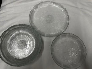 lot 117 image: Vintage Set of Arcoroc 7 12 Round Fleur Clear Glass Salad Plates