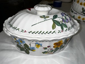 lot 123 image: Mikasa Summer Symphony Oval Covered Casserole Dish
