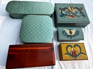 lot 168 image: Vintage Cloth Covered Padded Keepsake Vanity Boxes and Vintage Rosemaling Boxes