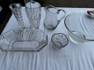 lot 181 image: Variety of Vintage Glass Serving Pieces