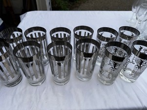 lot 183 image: 8 Vintage Silver Decorated Highball Glasses Vintage Kitschy MCM Dorothy Thorpe Style and 4 Vintage MCM Kimiko Silver High Ball Glasses