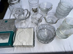 lot 186 image: Variety of Vintage Glass Bowls