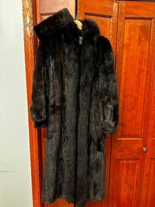 lot 39 image: Vintage Long Black Mink Fur Coat From Ribnick Furs with Matching Ear Muff Size M