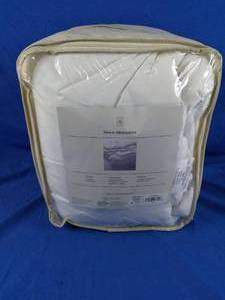 lot 155 image: New Down Alternative Mattress Pad King Size