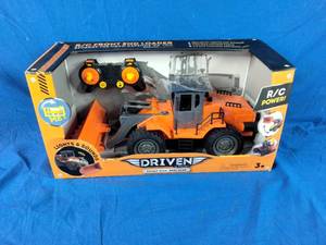 lot 141 image: New DRIVEN by Battat  Medium Toy Construction Truck with Remote Control  RC Midrange Front End Loader
