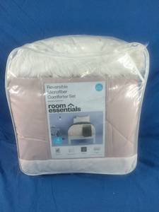 lot 164 image: New 4pc Solid Microfiber Reversible Decorative Bed Set - Room Essentials Twin  XL Twin