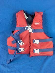lot 175 image: New Speedo Youth 55-88lbs Life Vest - Red
