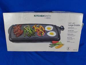 lot 231 image: New KitchenSmith by Bella Family-Size 10 x 20 Electric Griddle