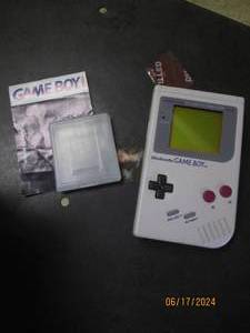 lot 15 image: working nintendo gameboy from 1989 tetris included