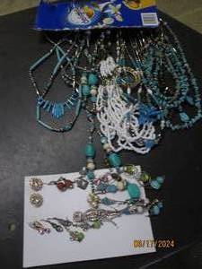 lot 18 image: jewelry...