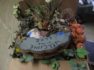 lot 91 image: box of decor...