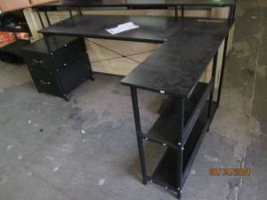 lot 124 image: L shaped desk...