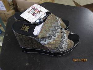 lot 137 image: new muk luk womens shoes size 8...