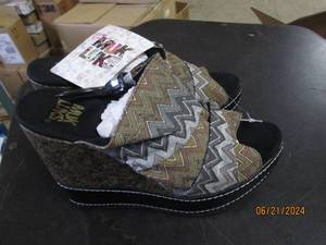 lot 138 image: new muk luk womens shoes size 8...