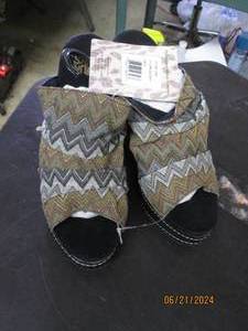 lot 140 image: new muk luk womens shoes size 8...