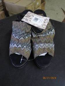 lot 141 image: new muk luk womens shoes size 8...