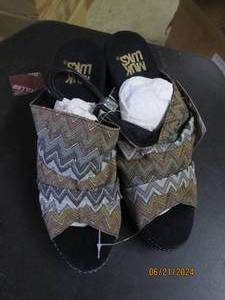 lot 142 image: new muk luk womens shoes size 8...