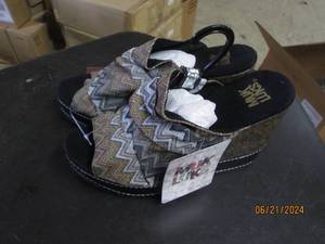lot 147 image: new muk luk womens shoes size 9...