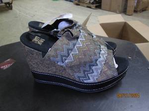 lot 152 image: new muk luk womens shoes size 10...