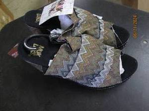 lot 153 image: new muk luk womens shoes size 10...