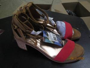 lot 161 image: new size 8 muk luk womens sandels...