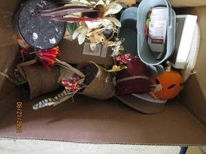 lot 182 image: box of decor...
