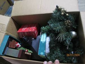 lot 195 image: box of chistmas decor...