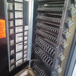 lot 01 image: Snack vending machine in working condition