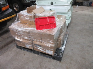 lot 710 image: CARLISLE 5 COMPARTMENT LUNCH TRAYS - USED