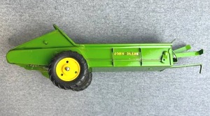 lot 17 image: Vintage 1950s Carter John Deere Manure Spreader 116 Scale