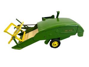 lot 52 image: Neat Vintage 1950s Ertl John Deere 12A Pull Behind Combine 116 Scale (CleanExcellent Working Condition)