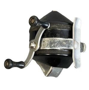 lot 86 image: RARE Vintage BlackSilver Zebco 33 Spincast Fishing Reel & Vintage Shakespeare No. 1924ms Direct Drive Model EE Fishing Reel with 6 FT Spincast Rod in Good Condition