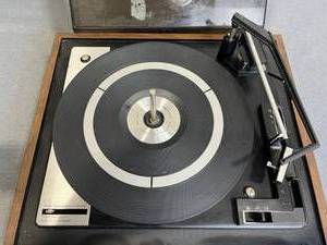 lot 129 image: Vintage Soundesign Model 4237F Turntable Record Player with Dust Cover