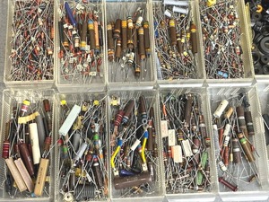 lot 137 image: Huge Lot of Vintage Electronic Resistors