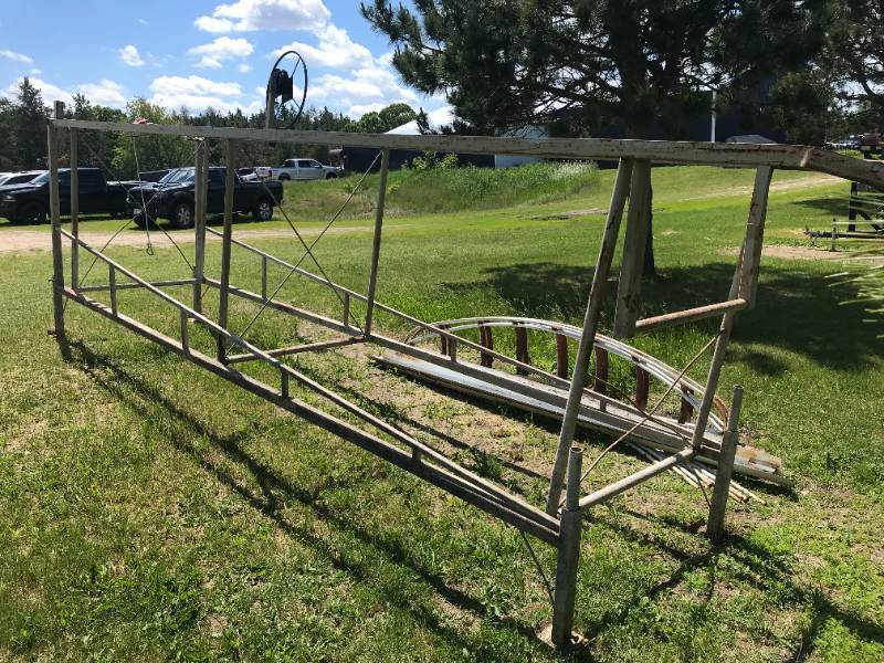 lot 7 image: 20 Pontoon Lift