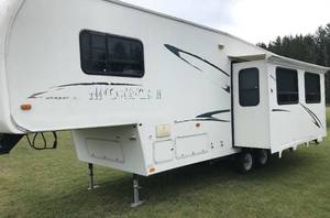 lot 5 image: 2000 NU-WA Hitchhiker 5th Wheel Camper