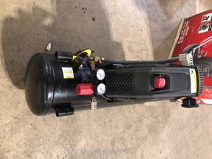 Husky 8 Gallon 150PSI Hotdog Air Compressor   Customer Returns See Pictures