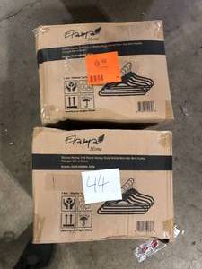 Lot of Elama Black Plastic Hangers 100-Pack   Customer Returns See Pictures
