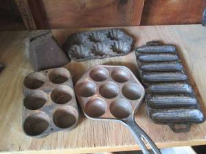 Assortment of Vintage Cast Iron coo...