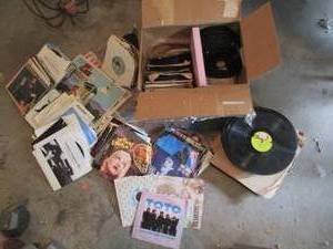 Box of Vintage 45 and a few stand...